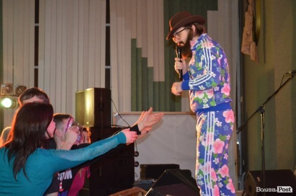 DZIDZIO показав луцьким студентам волохате пузо. ФОТО  