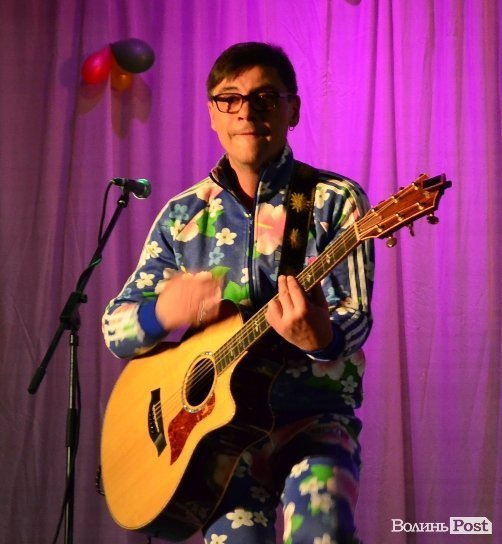 DZIDZIO показав луцьким студентам волохате пузо. ФОТО  