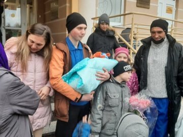 Пологи приймав 15-річний син: у Луцьку з перинатального виписали жінку, яка народила в бусі