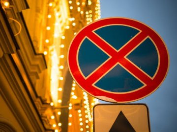 Створює затори: просять заборонити одну зі стоянок для авто біля Старого ринку