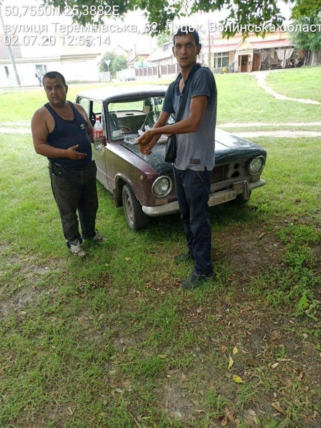 На Теремнівських ставках спіймали двох автохамів, які припаркувалися на траві. ФОТО