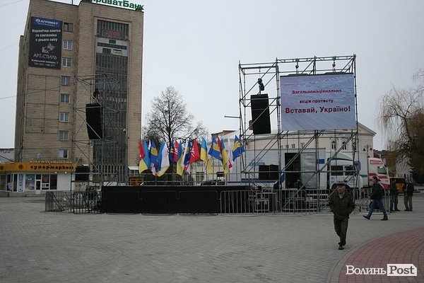 На центральному майдані Луцька готуються до мітингу опозиції. ФОТО