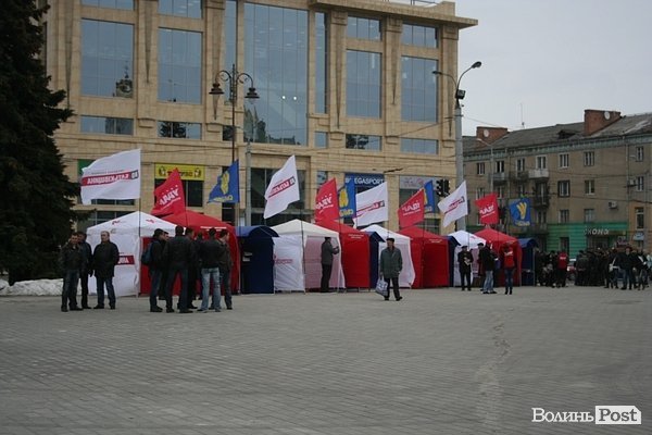 На центральному майдані Луцька готуються до мітингу опозиції. ФОТО