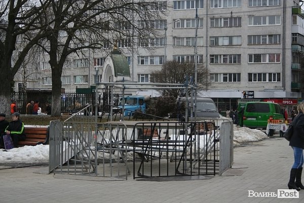 На центральному майдані Луцька готуються до мітингу опозиції. ФОТО