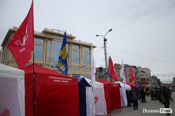 На центральному майдані Луцька готуються до мітингу опозиції. ФОТО