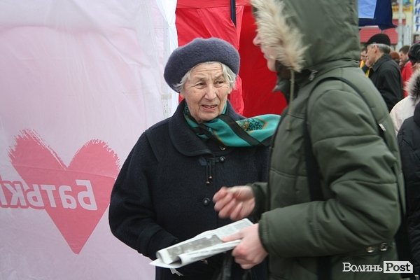 На центральному майдані Луцька готуються до мітингу опозиції. ФОТО