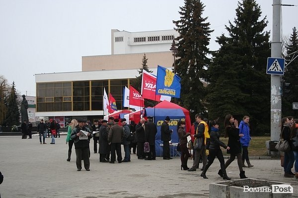 На центральному майдані Луцька готуються до мітингу опозиції. ФОТО