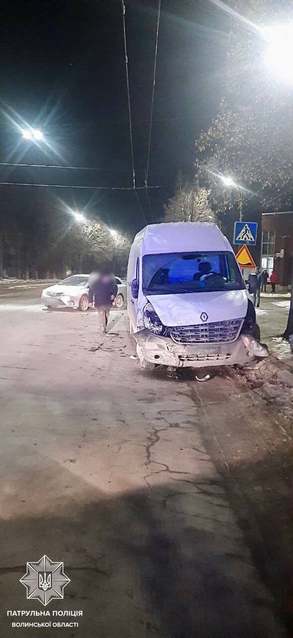 У Луцьку бус зіткнувся з легковиком. ФОТО