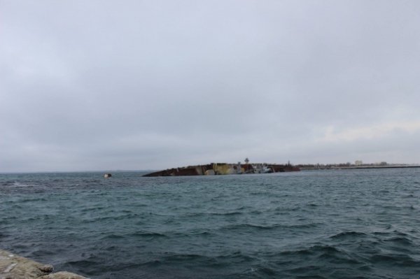 Затоплений протичовновий корабель «Очаков» на виході в море з озера Донузлав у Криму