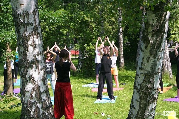 Масовий сеанс йоги у Луцьку. ФОТО