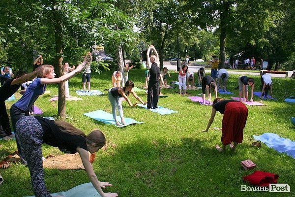 Масовий сеанс йоги у Луцьку. ФОТО