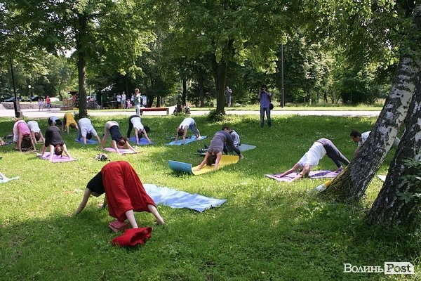 Масовий сеанс йоги у Луцьку. ФОТО