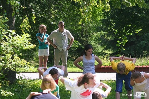 Масовий сеанс йоги у Луцьку. ФОТО
