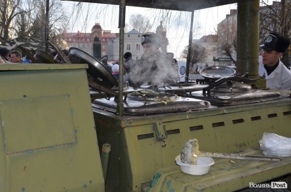 У Луцьку - благодійний  «масляний» ярмарок. ФОТО