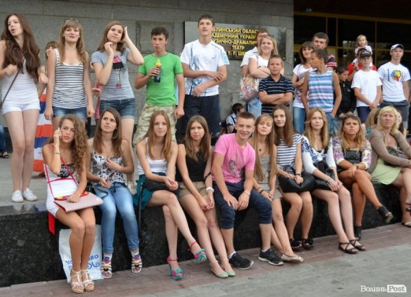 Подивитися на Дзідзьо прийшли сотні лучан. ФОТО