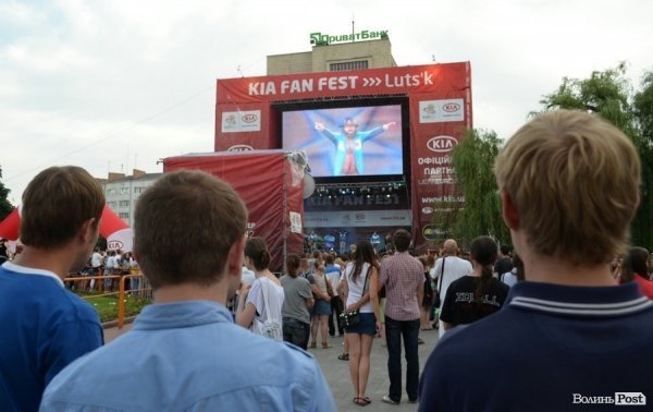 Подивитися на Дзідзьо прийшли сотні лучан. ФОТО