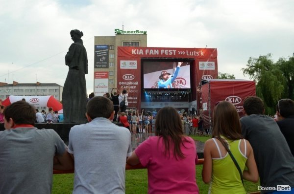 Подивитися на Дзідзьо прийшли сотні лучан. ФОТО