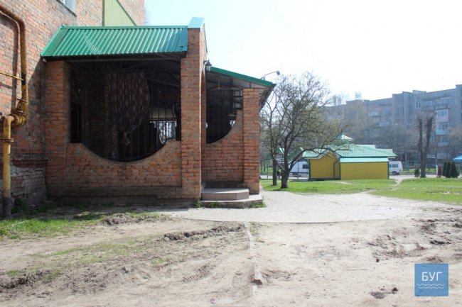 Мешканці нововолинської багатоповерхівки четвертий рік скаржаться на кафе-шашличну