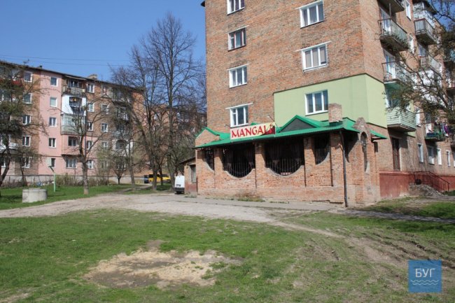 Мешканці нововолинської багатоповерхівки четвертий рік скаржаться на кафе-шашличну
