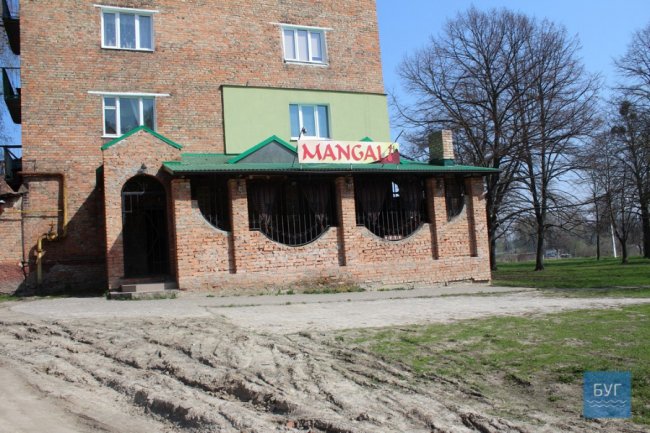 Мешканці нововолинської багатоповерхівки четвертий рік скаржаться на кафе-шашличну