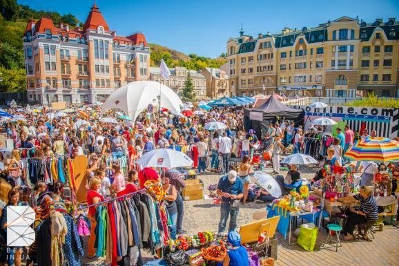 Українські зірки влаштували розпродаж власних речей. ФОТО