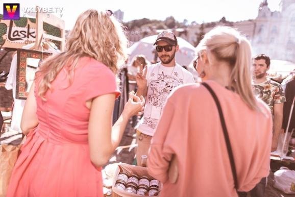 Українські зірки влаштували розпродаж власних речей. ФОТО