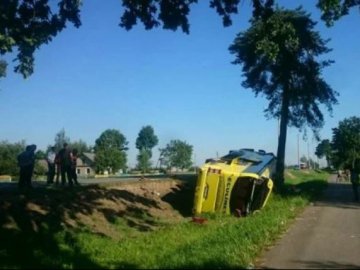 Заснув за кермом: у Білорусі перекинувся  автобус з українцями