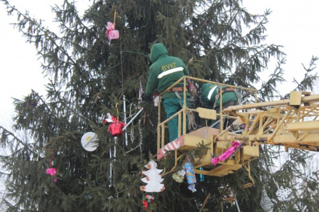 Головну ялинку Нововолинська демонтували. ФОТО