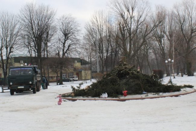 Головну ялинку Нововолинська демонтували. ФОТО