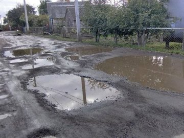 Мешканці мікрорайону в Луцьку скаржаться на погану дорогу. ВІДЕО
