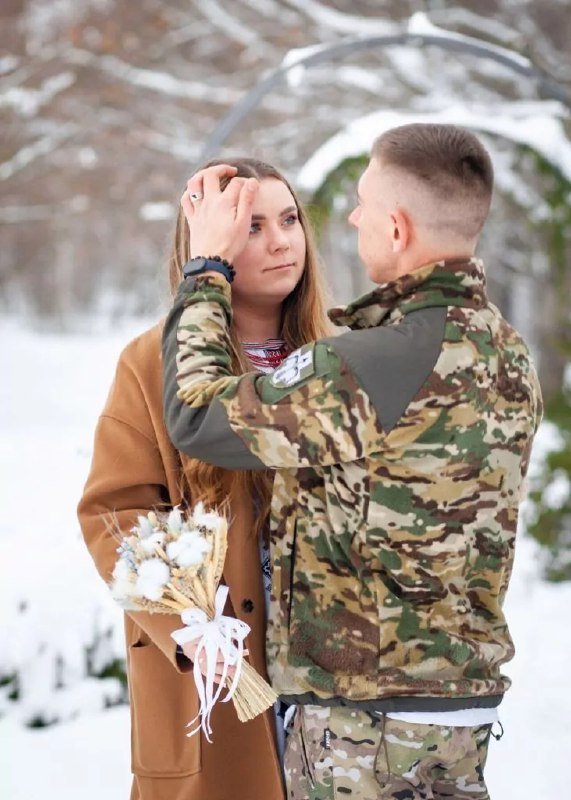 «Перше СМС – виходь за мене»: зворушлива історія кохання військового з Волині