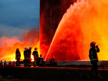 Пожежу на нафтобазі у Львові після ракетних обстрілів гасили всю ніч