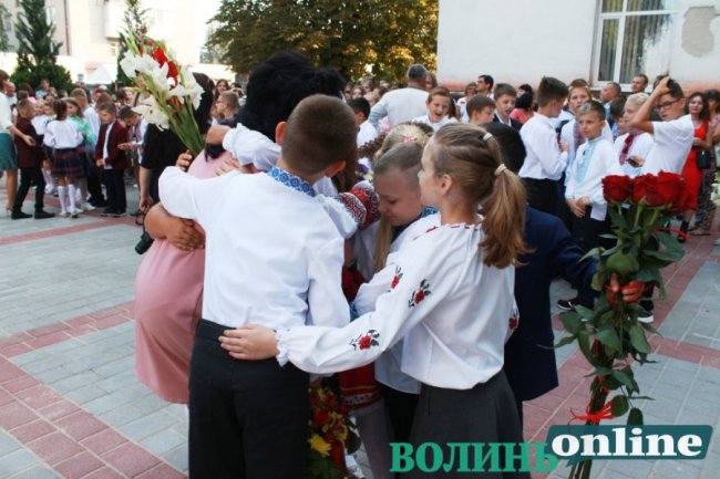 У луцькій школі №5 пролунав перший дзвоник. ФОТО