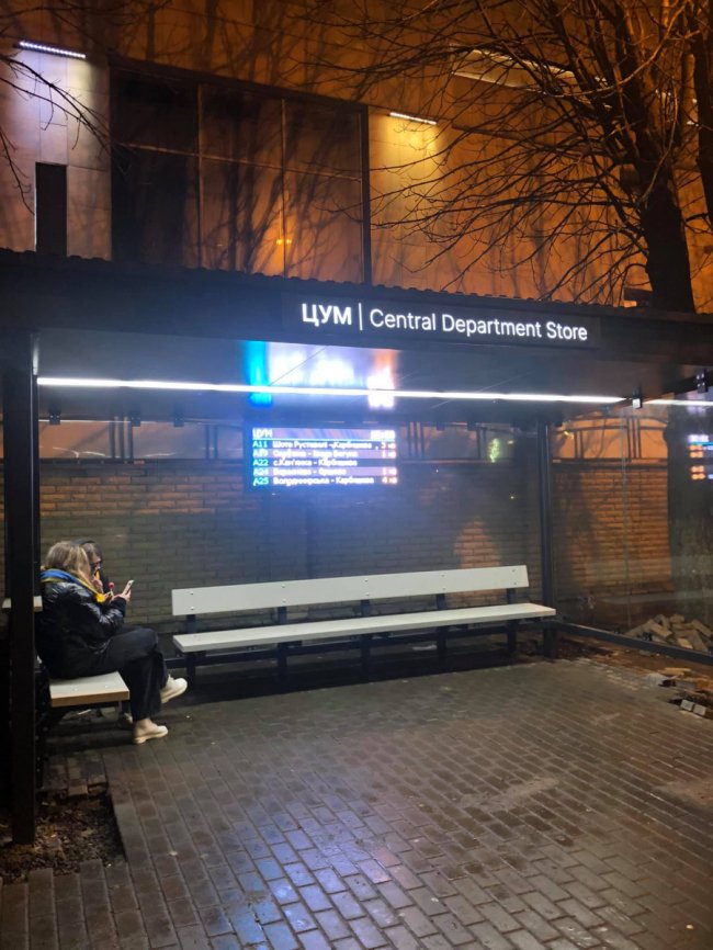 Інформаційне табло, відеокамера, WI-FI: у Луцьку тестують першу «розумну» зупинку. ФОТО