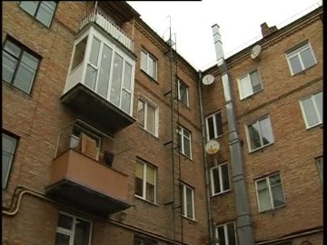 Лучани обурені: комунальники замість осель «гріють землю»