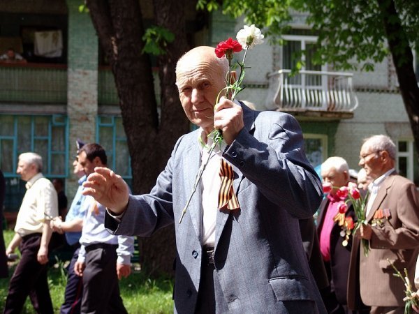 День Перемоги у Нововолинську: гвоздики, георгіївські стрічки, червоні прапори. ФОТО. ВІДЕО