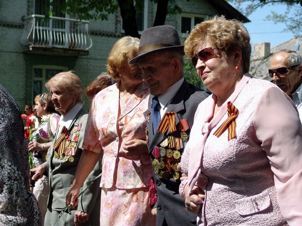 День Перемоги у Нововолинську: гвоздики, георгіївські стрічки, червоні прапори. ФОТО. ВІДЕО