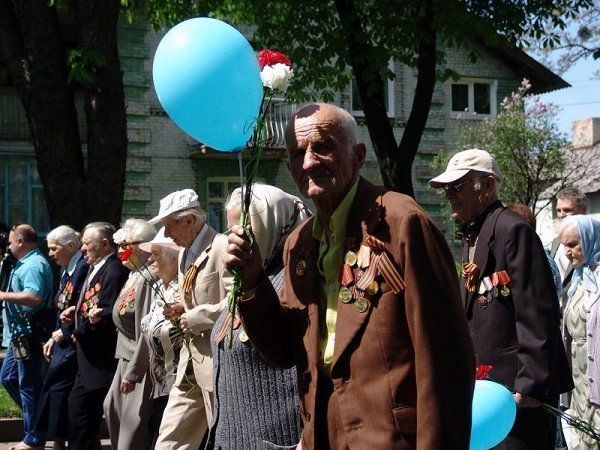 День Перемоги у Нововолинську: гвоздики, георгіївські стрічки, червоні прапори. ФОТО. ВІДЕО