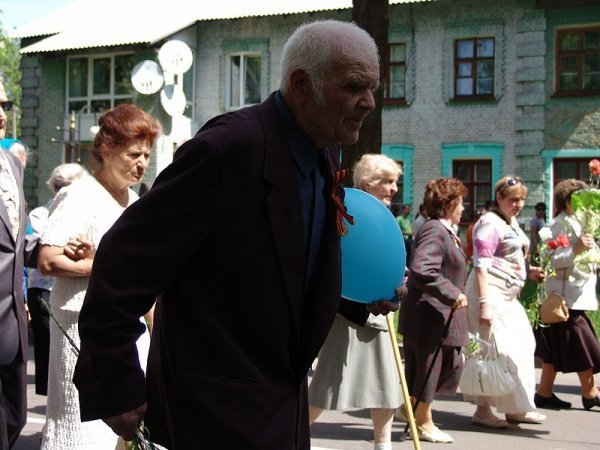 День Перемоги у Нововолинську: гвоздики, георгіївські стрічки, червоні прапори. ФОТО. ВІДЕО