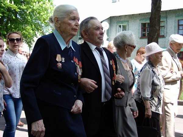 День Перемоги у Нововолинську: гвоздики, георгіївські стрічки, червоні прапори. ФОТО. ВІДЕО