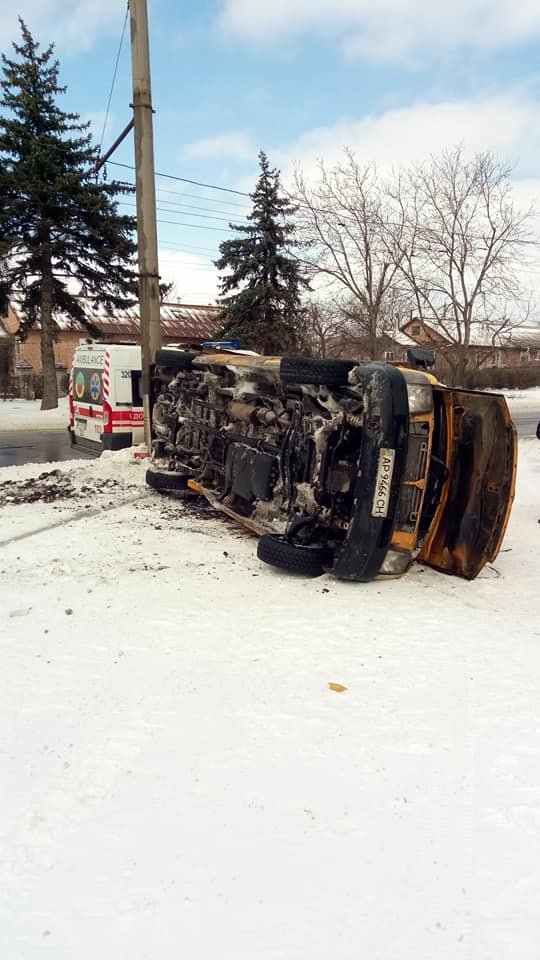 Їхав на величезній швидкості: у Запоріжжі перекинулася маршрутка з людьми. ФОТО. ВІДЕО