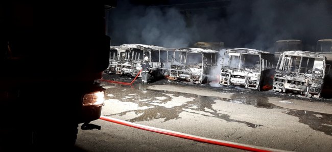 У Золотоноші за лічені хвилини згоріли 12 автобусів. ВІДЕО