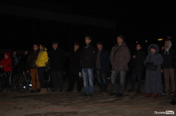 У Луцьку запалили свічки пам’яті за загиблими на Майдані. ФОТО