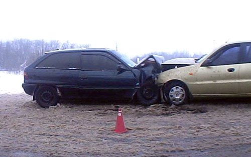 Лоб в лоб зіткнулися дві автівки: п'ятеро  людей постраждали. ФОТО