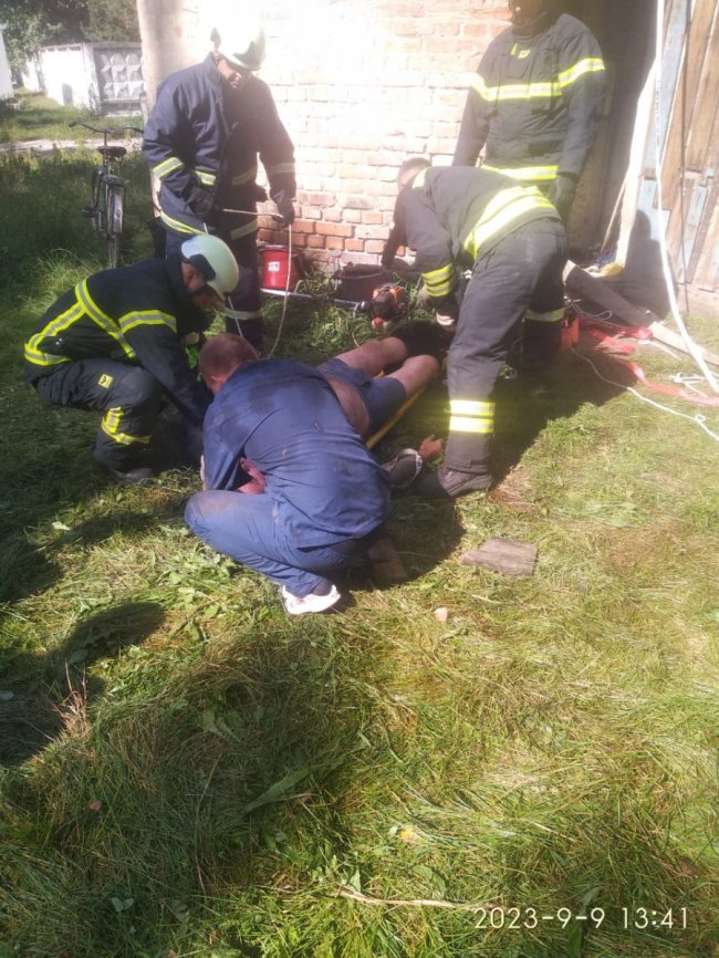 На Волині у криницю впав чоловік. ФОТО