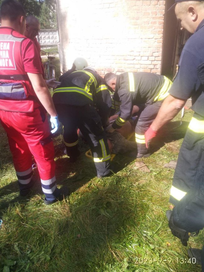 На Волині у криницю впав чоловік. ФОТО