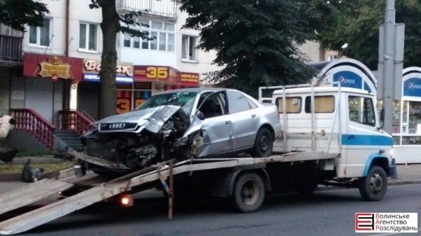 У Луцьку аварія: «Ауді» в’їхала у стовп. ФОТО