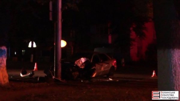 У Луцьку аварія: «Ауді» в’їхала у стовп. ФОТО