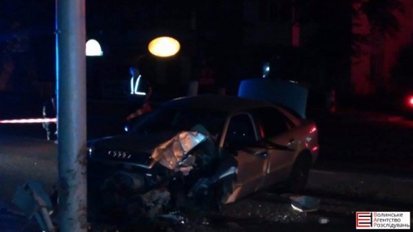 У Луцьку аварія: «Ауді» в’їхала у стовп. ФОТО