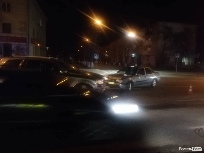 Патрульні ледь скрутили: у Луцьку п'яний водій на Opel протаранив Volvo. ФОТО. ВІДЕО